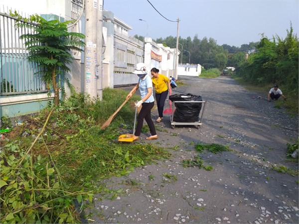Dọn dẹp cỏ, rác trước cổng trường